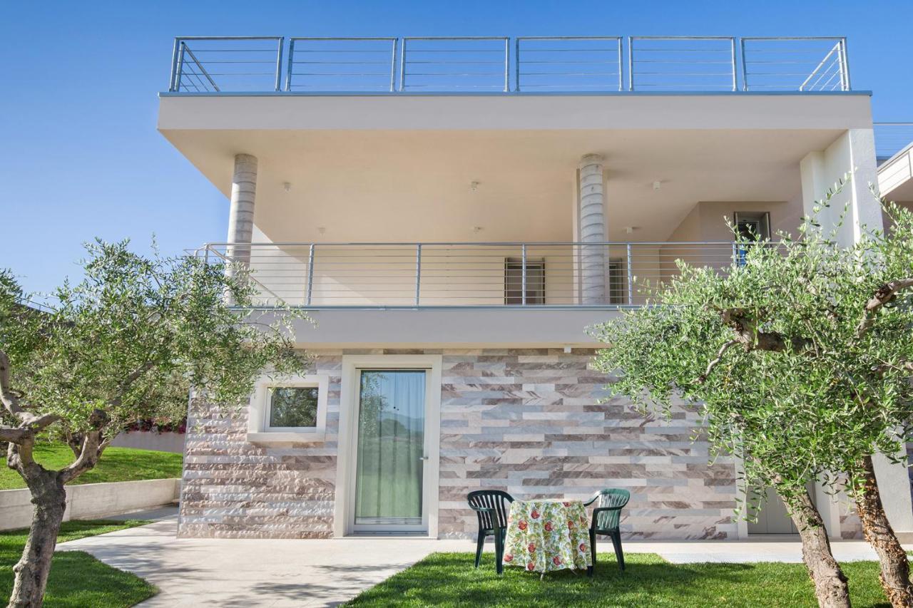 Villa Aurora-Holiday Home Apt 1 Бардолино Екстериор снимка